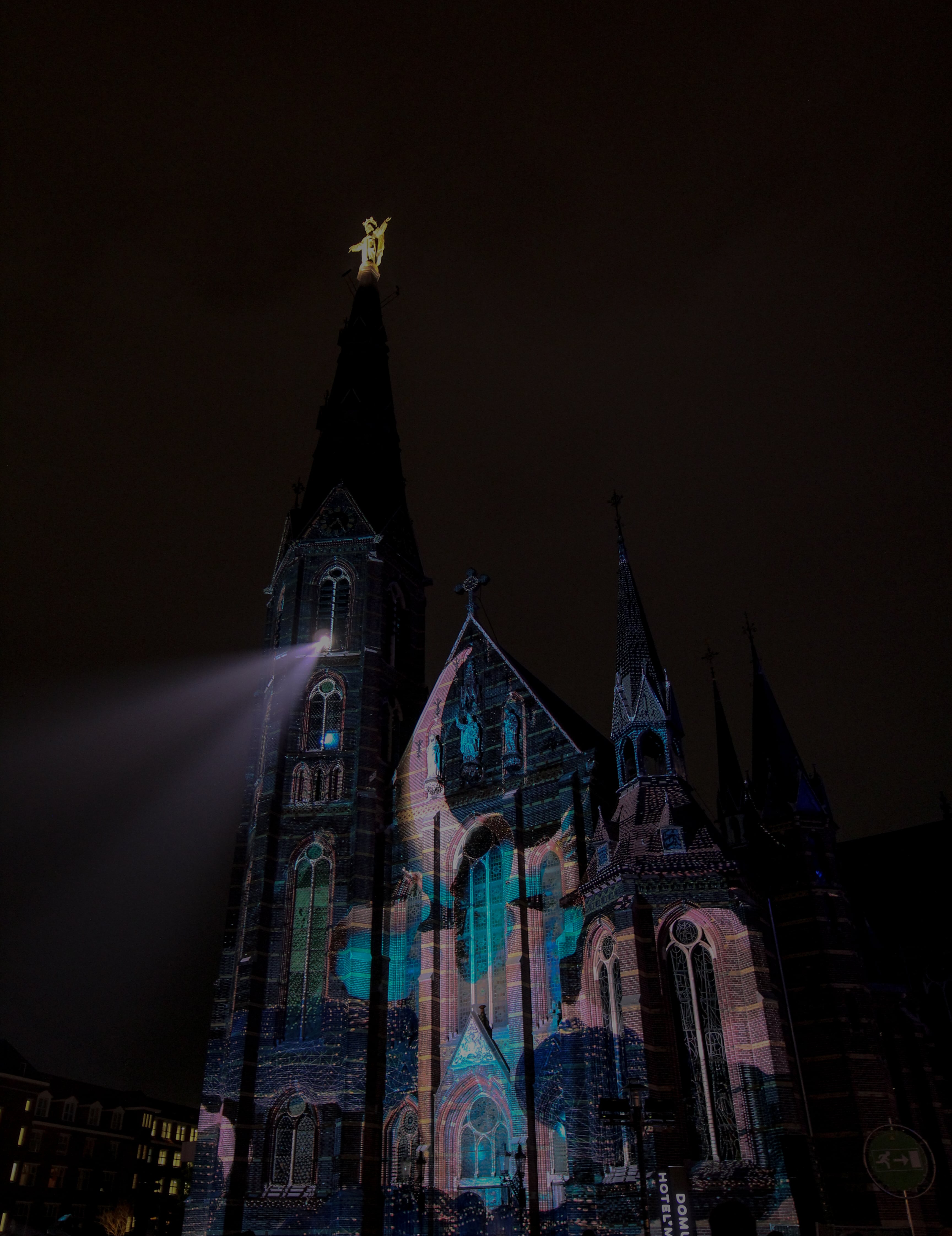 Glow 2021, kerk